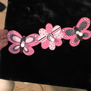 Joyson Butterfly wall art for children’s room. Pink with black-  3 prong
